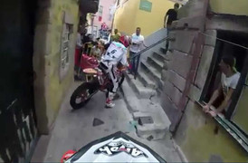 Clip: Đua xe môtô địa hình cực gay cấn trong thành phố