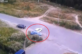 Clip: Tài xế bốc hỏa đâm liên tiếp vào xe ôtô trả thù