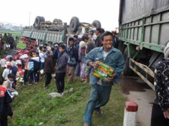 Cứu người lật xe, tiện tay lấy luôn tài sản