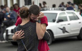 Nữ giáo viên vật lộn với kẻ xả súng vào học sinh