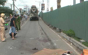 Xe bồn tông chết bà bầu, thai nhi rơi ra ngoài