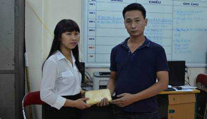 CSGT Hà Nội trả lại 50 triệu đồng cho người đánh rơi