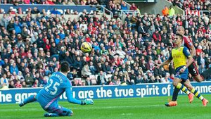 Sanchez lập công, Arsenal thẳng tiến