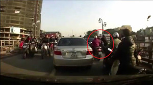 Tài xế ôtô đánh tới tấp nam sinh viên vì va chạm