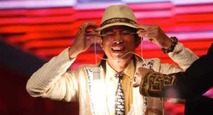 Vietnam's Got Talent: Thí sinh truyền điện qua cơ thể thắp sáng bóng đèn