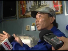 Cứu hộ thành công 13 thuyền viên vật lộn với sóng lớn