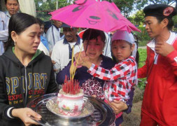 Sản phụ bị xe trộn bê tông cán chết: Bé gái ngơ ngác tìm mẹ