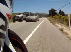 Video: Ô tô lấn làn suýt giết người đi mô tô