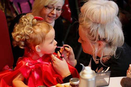 Clip: Bé gái 19 tháng tuổi tự tin tham dự cuộc thi sắc đẹp