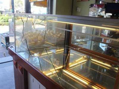 5 kẻ bịt mặt đi ô tô cướp sạch tiệm vàng