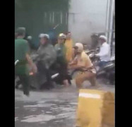 Clip: CSGT lội nước ngập giúp người dân đẩy xe