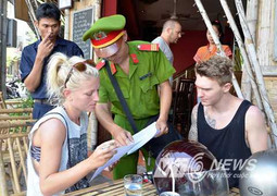 Công an phát tờ rơi cảnh báo tội phạm: Lòng dân vẫn bất an