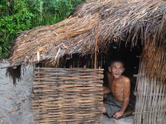 Dị nhân chê nhà xây, thích ở lều nát và quần đùi tán gái