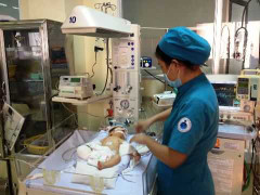 Nhà hảo tâm tiếp sức bé trai văng khỏi bụng mẹ trong tai nạn