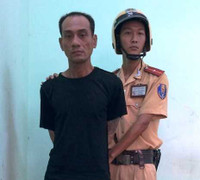 Dùng dao lam cứa cổ người đi đường cướp điện thoại