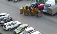 Video: Xe ủi loạng choạng, náo loạn bãi đỗ xe