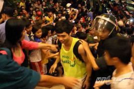 CĐV quây kín khách sạn, lột áo U19 HAGL Arsenal JMG