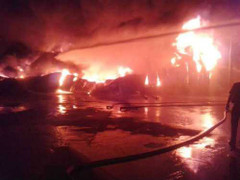 Ảnh: Cứu hỏa các tỉnh cứu viện dập đám cháy lớn ở Hưng Yên