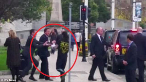 Clip: Thủ tướng Anh bị kẻ lạ mặt tấn công trên phố