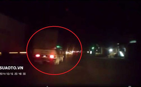 Clip: Xe tải liều lĩnh lách bằng 2 bánh trên đường