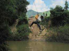 Đu dây cáp tự chế qua sông chết thương tâm