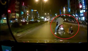 Xe máy đi sai làn, đâm thẳng người qua đường