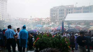 Khách hàng đội mưa chờ đón khai trương siêu thị điện máy