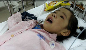 Tặng 50 triệu đồng mổ tim cho cháu Phàn Mẩy Phàn