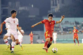 Công Vinh đệm bóng ra ngoài từ cự ly 5m