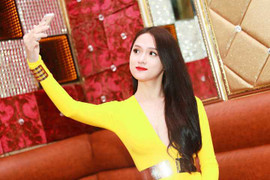 Hương Giang Idol khoe dáng táo bạo trên sàn diễn