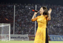 Phi Nhung hát cực sung cổ vũ U19 HAGL Arsenal JMG