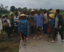 Công trình bị rút ruột, hàng trăm người kéo lên trụ sở xã