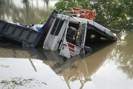 Xe tải đâm bật gốc cây, cắm đầu xuống kênh nước