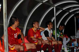 Sân Thống Nhất bất ngờ mất điện giữa chừng