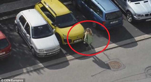 Cười vỡ bụng clip 'tóc vàng hoe' đỗ ôtô