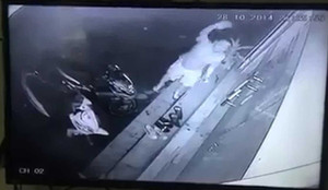 Tên trộm vẫy tay chào camera trước khi cuỗm 2 đôi giầy