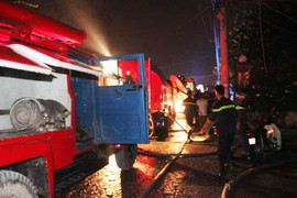 Cháy lớn thiêu rụi công ty sản xuất keo dán và hạt nhựa