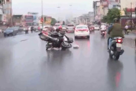 Clip: 2 xe máy đâm nhau trực diện trong mưa