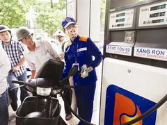 Giá xăng 'cõng' bao nhiêu chi phí?