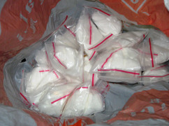 Bà trùm ma túy giấu 13 bánh heroin trong vườn nhà