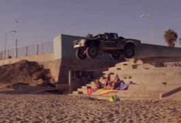 Video: Vọt xe qua đầu các cô nàng bikini bên bãi biển