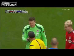 Clip: Thủ môn vạch mặt cầu thủ ăn vạ câu giờ