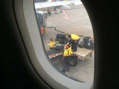 Vì sao phải mở màn che cửa sổ khi máy bay cất hạ cánh?