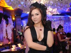 Ngọc Anh diện váy gợi cảm táo bạo đi Halloween