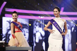 Hoa khôi áo dài thiếu chuyên nghiệp gây tức giận