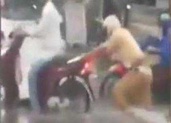 Phát sốt clip CSGT lội nước đẩy xe giúp dân