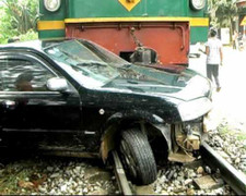 Ô tô 7 chỗ bị tàu hoả kéo lê ở Lào Cai