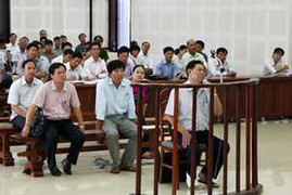 Buôn lậu gỗ, cán bộ hải quan hầu tòa: Trả hồ sơ điều tra lại