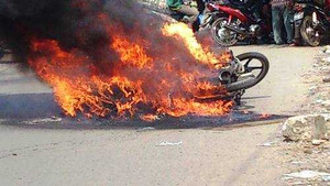 Xe máy bốc cháy ngùn ngụt trên xa lộ Hà Nội