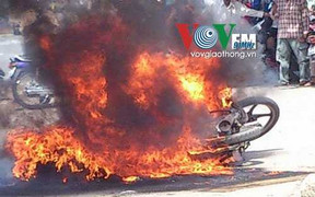 Xe máy bốc cháy ngùn ngụt trên xa lộ Hà Nội